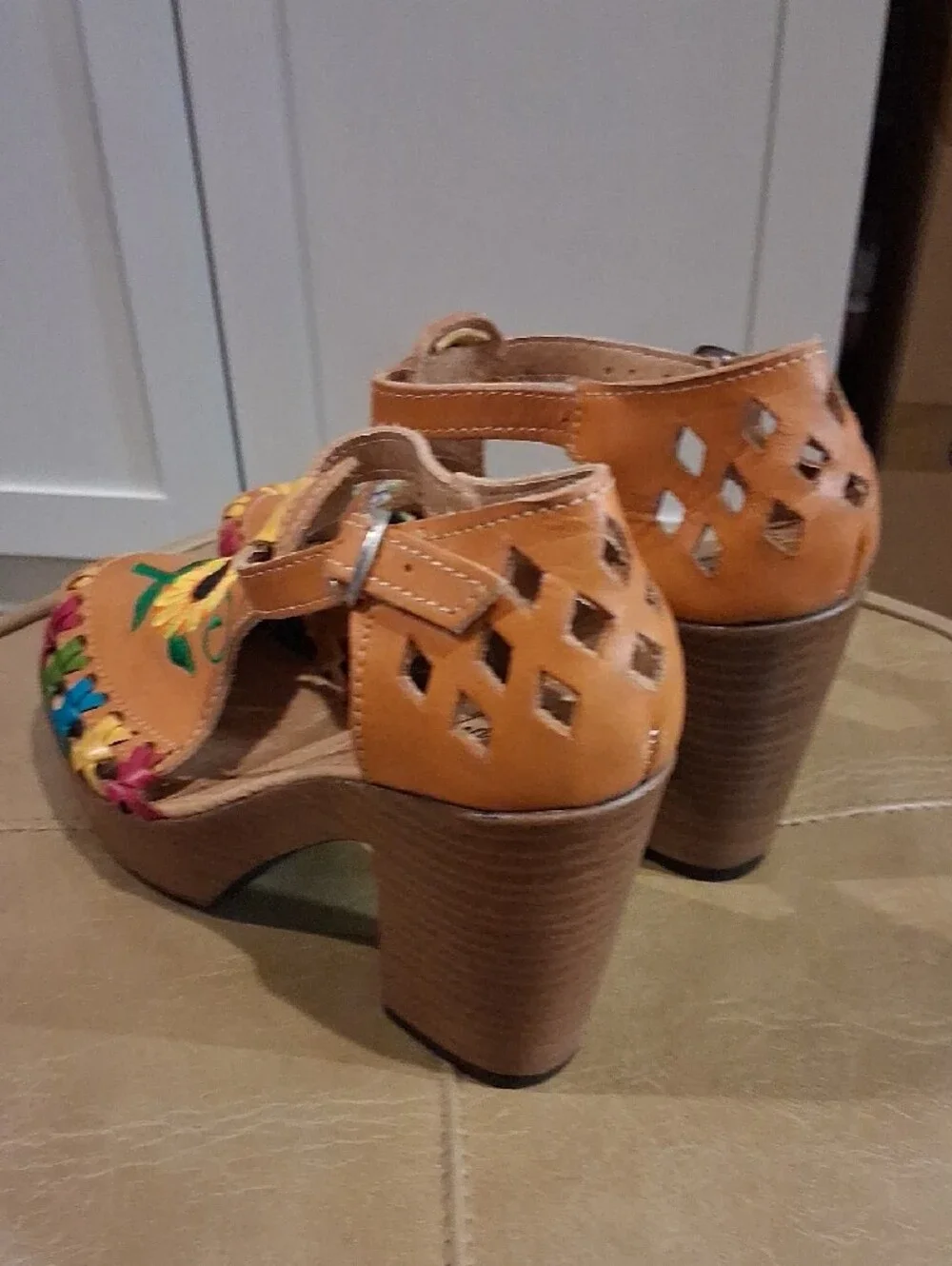 New From MEXICO Women’s Floral Embroidered Tan Leather Heeled Sandals